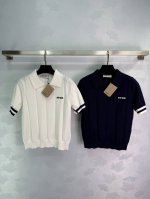 Miumi*2025新品上架 针织翻领短袖 定制Yb天丝纱线织造 质感高级 透气舒适 针织翻领上衣剪裁 通体利用绞花钩针肌理交织 勾勒出规律宽版竖条纹图案 凸显