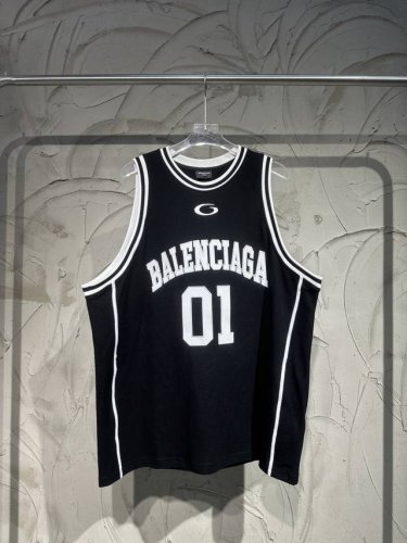 Balenciaga新款巴黎世家篮球小子Blcg篮球系列01刺绣短背心 无论搭配短袖或许长袖叠穿！都帅爆了！单穿应该是蛮帅的！ 复杂的精工贴布绣花，高密度透气朱