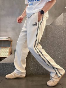 Lo# 2025 铜氨丝莫代尔空气层春夏休闲裤子 美学的焕新诠释,演绎浓郁的格调型时尚风范,细节感和设计感强悍.经典品牌标识做为色彩搭配,演绎经典的品牌时尚,为