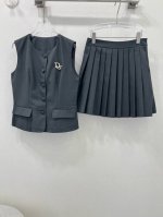 dio*25新款套装 马甲与百褶裙两件套套裙 整套出售 D加胸针马甲与百褶裙两件，一套出～这款选用优质面料，轻奢高级感油然而生。精致的工艺和独特的剪裁，使其在众