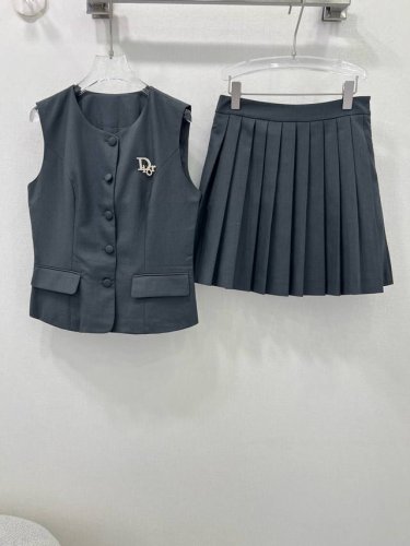 dio*25新款套装 马甲与百褶裙两件套套裙 整套出售 D加胸针马甲与百褶裙两件，一套出～这款选用优质面料，轻奢高级感油然而生。精致的工艺和独特的剪裁，使其在众