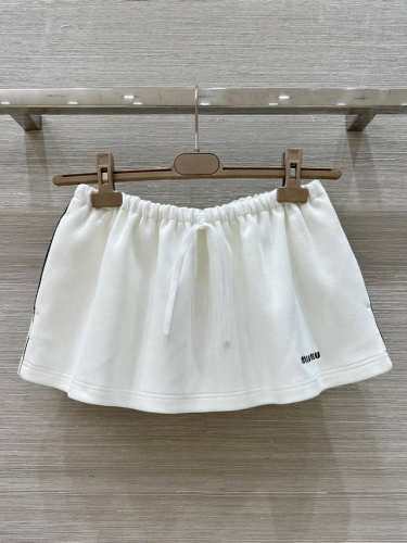 独家首发 原单品质，Miu系少女系穿搭！知识分子时髦风短半裙！定制进口高密双股珠地纯棉面挺阔有型。松紧腰超短半裙，版型上身绝绝子！复古风甜妹穿搭！刺绣字母Log