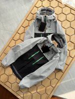 330 Arc'teryx始祖鸟Alpha Jacket男士户外硬壳冲锋衣外套 出入专柜无压力 官网在售5400大洋，女士经典防水冲锋衣。 最近爆火的户外品牌