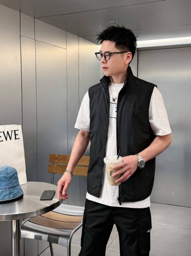 2025年男士休闲马甲双面外套。穿上简约干练的休闲外套，瞬间重回时髦霸气，又是活力满满的状态。面料全部需要定制，奢华感十足。修身的剪裁体现出我们完美的体型无论胖