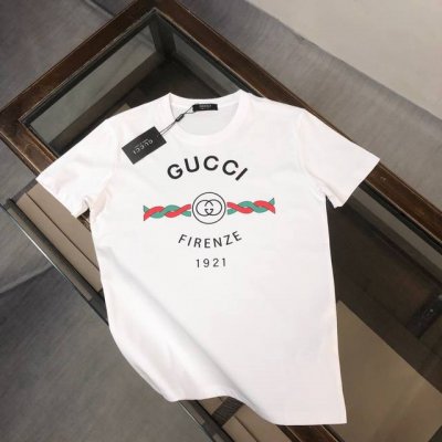 Gucci 古驰 夏季新款圆领短袖T恤 270克重磅高端纯棉面料 手感质感都极完美 修身裁剪设计干净利落 时尚又好看 走线做工非常精致 版型效果超赞 而且透气性