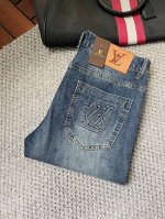 Lv 2025Ss新款原单爆款牛仔裤 超级定制款 原版五金 超级重工工艺 版型超赞，细节做工无可挑剔！款式不挑人，做工高档，超强好货不等人，看中赶紧下手，尺码：
