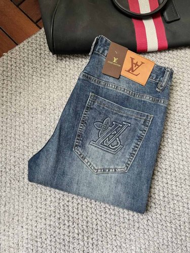 Lv 2025Ss新款原单爆款牛仔裤 超级定制款 原版五金 超级重工工艺 版型超赞，细节做工无可挑剔！款式不挑人，做工高档，超强好货不等人，看中赶紧下手，尺码：
