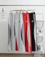 160 adidas阿迪达斯专柜印花经典款三条杠织带直筒休闲裤 男女同款 三叶草经典刺绣Logo 三条杠织带设计 秋季衣橱必备. 逼格更上一层楼、真正的百搭神裤