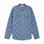 Gucci古驰双G印花24Ss春夏新款牛仔夹克外套超重工碎边垫肩款休闲外套上身就是贵公子！！！随便配个宽松牛仔裤或者阔腿裤西裤都百搭，圆领勾扣小香风外套，拿到手