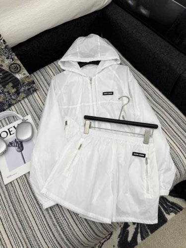 爆款 原单品质 Miumi*｜2025新品连帽防晒外套短裤套装 定制Yb环保再生尼龙材质 舒适好穿 挺括有型 连帽防晒外套短裤套装 胸前采用字母方标 更显高级