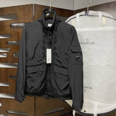 qiu 秋冬新品 独家重磅推出C.P.休闲都市休闲棉服夹克外套 经典的都市美学款造型气质,属于多用途的轻量型的羽绒服外套,防风防保暖防泼水.给日常商务正装或休闲