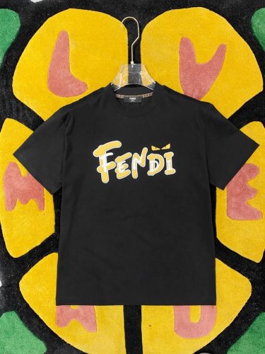 fend* 2025Ss春夏新款棉质圆领短袖T恤 胸前小魔怪眼睛完美配色 顶级丝光棉面料定制 标准版型 黑 白 两色 男女同款 码数：S M L Xl Xxl