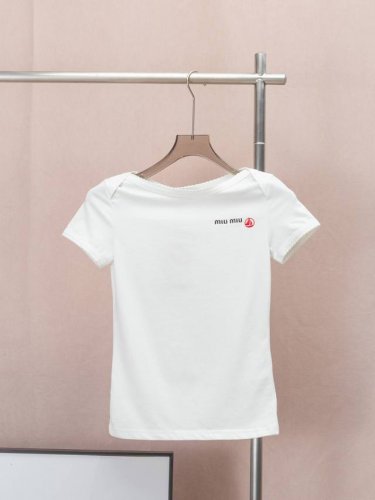 Miumiu原单狠货女装 25Ss Miumiu 胸前帆船刺绣 原版定制 花边T恤弹力平纹针织棉质，领口袖口花边齿轮绣花，简洁版型太好穿了，搭配性高，背超级薄既