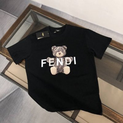 Afendi 芬迪 春夏新款小熊短袖T恤！！ 客供定织100%全棉材质制成，面料手感舒爽，透气性与吸湿性极佳，即便是在炎热的天气也感觉不到闷热感！衣身胸前以趣味