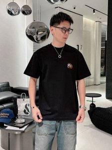 爱马仕刺绣。2540春夏新品时尚圆领短袖高级定制百搭款式！更有实用感 任何人都可以轻松驾驭 采用95%棉+5%天丝面料制作，手感非常奈斯，不起球，不变形，奢华经
