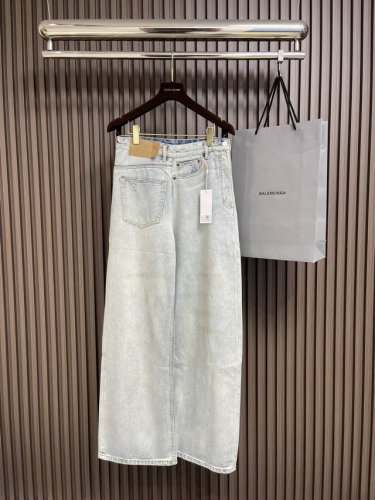 Maison Margiela 纸标做旧牛仔裤，定制纹韵牛仔粗斜棉缎 擦压皱猫须技术和枪画猫须技术结合 优先在特定区域进行手工擦制 以达到自然的皱纹效果 再用特