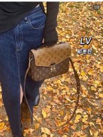 120 lv路易威登 拼色老花邮差包 配全套包装 尺寸:25×18 五金带Logo 麂皮绒里布 经典配色 邮差包 单肩/斜挎/手提 整个包非常优雅 真的是难得好