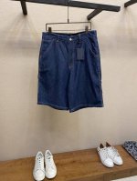 prada、24Ss Prada牛仔短裤 面料是由纯棉纱靛蓝染色作经纱，本色纱作纬纱，采用三上一下右斜纹组织交织而成的粗支斜纹牛仔布。 采用Os版型的短裤在腰围