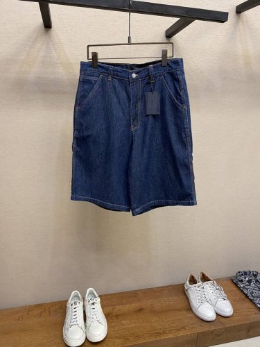 prada、24Ss Prada牛仔短裤 面料是由纯棉纱靛蓝染色作经纱，本色纱作纬纱，采用三上一下右斜纹组织交织而成的粗支斜纹牛仔布。 采用Os版型的短裤在腰围