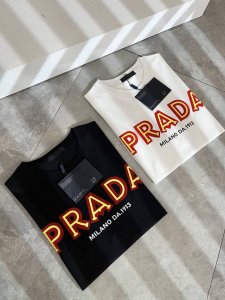 prad*A普*达2025春夏新款男女同款短袖T恤 最新款全网独家首上 ~既经典有时尚百搭 谁不爱啊 将经典再次展现 非常的耐看 自带低奢光环与辨识度 pr*D