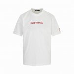 louis Vuitton 路易威登 25Ss 植绒字母短袖 采用200G纯棉布料，通过静电植绒技术，将超细纤维紧密植入面料，打造出立体绒感表面。 品牌Logo