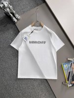 Burberry 巴宝莉 2025新款 前幅植绒字母Logo 后幅徽章印花点缀 男女同款 短袖T恤 定制260克100％双纱纯棉面料 定染32支双股螺纹 领标吊