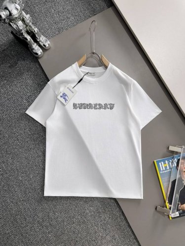 Burberry 巴宝莉 2025新款 前幅植绒字母Logo 后幅徽章印花点缀 男女同款 短袖T恤 定制260克100％双纱纯棉面料 定染32支双股螺纹 领标吊