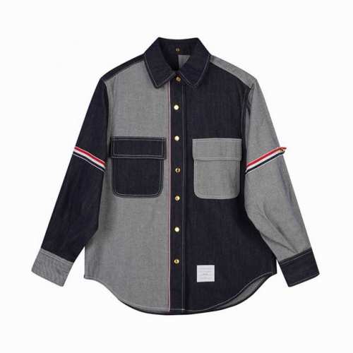 250 独家臻品 Thom Browne 汤姆布朗情侣款拼接设计双袖织带牛仔衬衫 休闲夹克外套 整体延续了不对称拼接设计，利用面料的正面和反面相拼接，深蓝与灰色