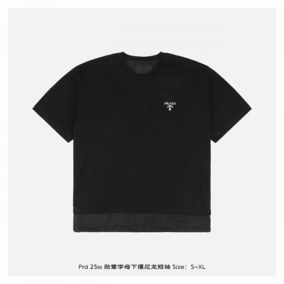 prada 普拉达 25Ss 勋章字母下摆尼龙短袖 购入原版开发 采用16支单纱精疏棉 领口1*1索罗纳罗纹 下摆拼接聚酯纤维尼龙梭织布 面料酵洗 胶桨印花 定