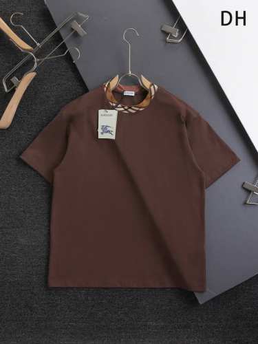 Burberry Bbr 巴宝莉 博柏利 战马 微宽版型S-Xl 新款独家限定 25年最新最顶级 领口经典格纹条 刺绣精美工艺 320克洗水面料T恤作为奢侈界的