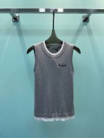 p230 25春夏Miumi* 女装新款，亲肤暖和30%羊毛70%桑蚕丝假二件效果，圆领手订章仔，弹力坑条修身版型背心时尚百搭款米白/黑色/灰色3色 尺码Sml