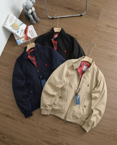 上新 品牌：拉夫劳伦 Ralph Lauren 尺码：M-L-Xl-Xxl-Xxxl 颜色：黑-藏青-卡其 面料科技: 防风 防泼水 透气耐磨 领型:双粒扣立领
