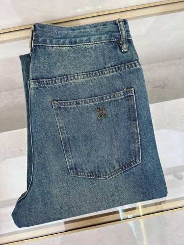 Lv 阔腿牛仔人 丹宁水洗原单高端单品 整体采用的阔 腿版型设计 定制的牛仔面料与裁剪比普通工艺复杂很多 调整了好多次进口的牛仔面料 花型直喷技术再进行涂 鴉