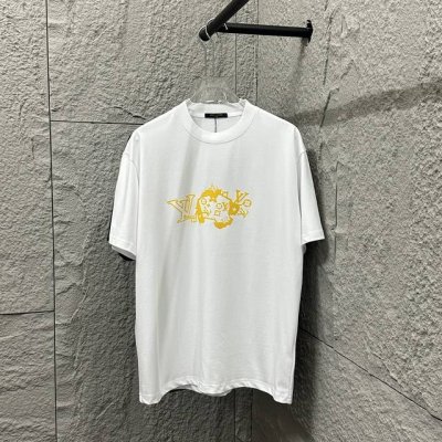 LV 路易*2025春夏新款 经典字母立体植绒工艺设计 定制双纱平纹纯棉面料 短袖T恤 男女同款 尺码： S 90-130斤 M 120-150斤 L 140-