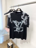 路易威登、2025最新款短袖T恤，帅气时尚，胸前顶级印花字母图案Logo，简约百搭款。面料棉 不仅挺括，保持潮流的廓形，又穿着舒适，纱织更细腻，码数Xs-L