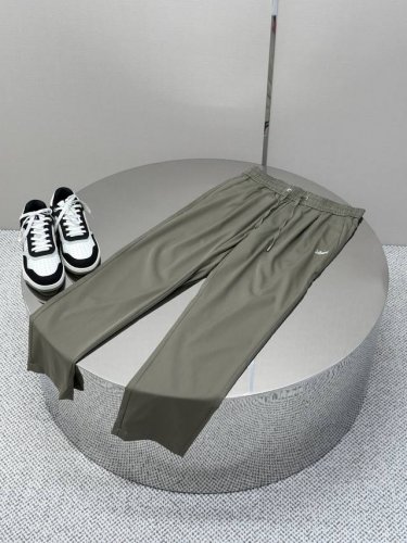 loewe 25Ss新款男士天丝长裤 顶级面料 最新款上身版型无敌正！ 绝对可以闭眼入的款 简约刺绣Logo 低调老钱风 此款裤子非常百搭，弹力腰围,日常上班