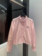 Miu'miu25春夏新款衬衫 简洁而又不失时尚感 时髦精衣橱必备 搭配不同夏装 都能碰触不一样的火花 甜美 淑女 气质 多角度诠释不同风格 永恒经典是绝对 干
