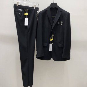 套。 专柜同步新品 迪奥 Dior 2025年春秋男士 黑色 时尚商务休闲轻便西装 单西外套.整体轮廓趋于简约风格，胸口Cd带钻回形针点缀颇为奢华且心机的设计，
