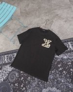 款M204 Lv发泡短袖 Louis Vuitton 24Ss复古发泡大V短袖T恤 复古平纹布面料，100%棉，Os无性别设计，方正版型，圆领短袖，正面发泡印花