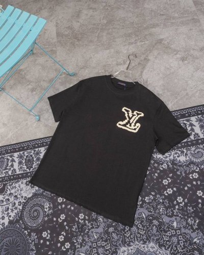 款M204 Lv发泡短袖 Louis Vuitton 24Ss复古发泡大V短袖T恤 复古平纹布面料，100%棉，Os无性别设计，方正版型，圆领短袖，正面发泡印花
