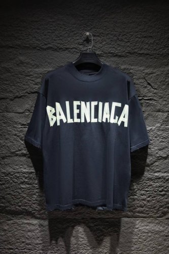 款号:5072# P120 balenciaga印花刺绣新款T yb定织定染面料、颜色 印花、版型 辅料 面料采用进口机器织造而成，布面纹路的独特性创造出完美的