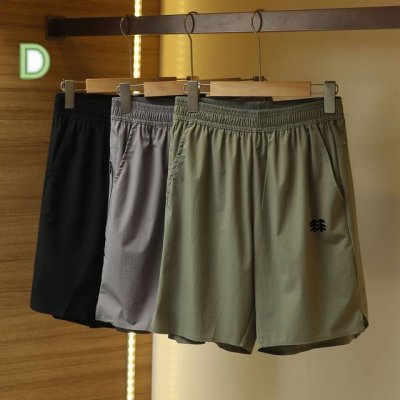 kolon Sport 可隆夏运动休闲短裤 此款舒适短裤手感光滑细腻，四面弹力，弹力适中，裤子的自重非常轻，上身如若无物，健身跑步无压力，活动自如，没有紧绷感。