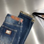 dg 2025新品牛仔裤，水洗处理自然不易变形脱色、立体剪裁完美塑形面料质舒适柔软随意搭配、舒适代表它对时尚休闲的诠释是Dg一贯作风 细节处体现这个品牌对品质的