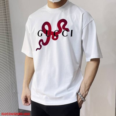 J826 Gu古驰 新款字母印花双层重工短袖T桖 字母图案不管是T桖还是卫衣都是每年的爆款单品 前幅大面积印花采用大康丽数码印花机直喷 成本极高 经过多次的调试