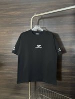 款号：He213 Balenciaga-巴黎世家3M刺绣圆领短袖 面料采用2 克双股双纱纯棉面料，手感舒适柔软，上身舒适透气，领口采用同缸同色罗纹，不紧绷，不变