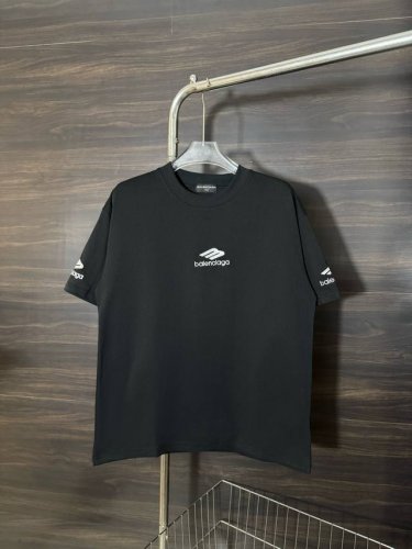 款号：He213 Balenciaga-巴黎世家3M刺绣圆领短袖 面料采用2 克双股双纱纯棉面料，手感舒适柔软，上身舒适透气，领口采用同缸同色罗纹，不紧绷，不变