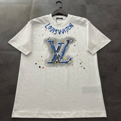 爆款推荐 Lv 路易威登2025新款立体印花短袖T恤 高版本高品质原版面料 网红明星同款 定制32支双纱280克重棉 拉浆立体印花工艺 手感非常舒适耐穿 超级百