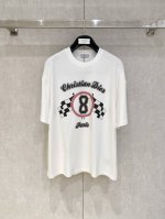 Dior Homme 迪奥 桀傲 2025Ss早春新品 字母印花标识圆领短袖 T恤，经典而休闲。采用棉质密织平纹针织面料精心制作，前后数码定位字母标识图案，字迹