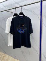Louis Vuitton 路易威登 2025Fw春夏新品圆领打底外穿T恤，立体感Logo微廓形半袖，活性纯棉打底T恤，棉，手感面糯有骨感，柔而有韧性。工艺处理