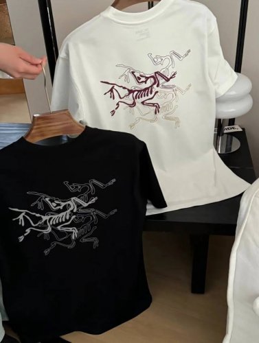 丶上新 始祖鸟T恤 始祖鸟 Arc'teryx始祖鸟后边大Logo印花短袖纯棉男女同款T恤 前胸印花Logo字母，后幅印花始祖鸟Logo， 胸前以及后背Logo